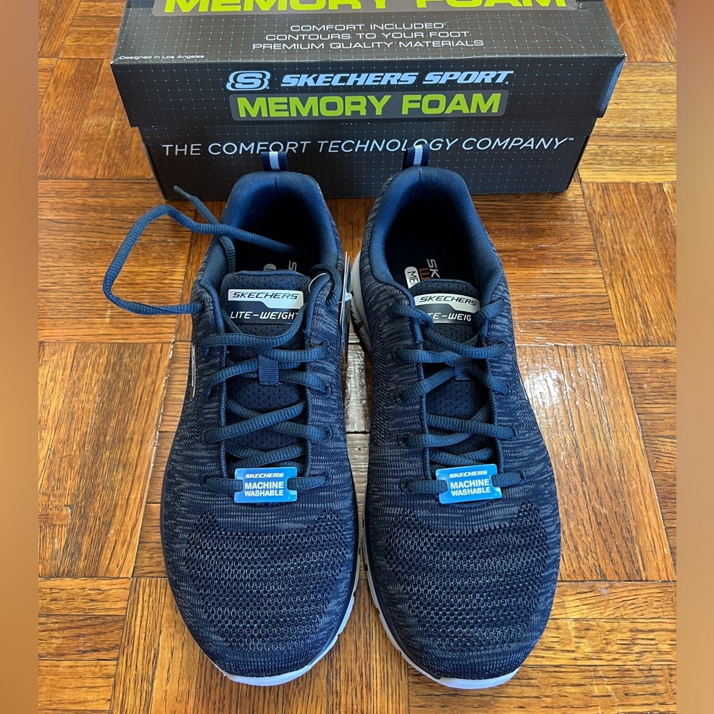 NWT Skechers Lite Weight Wide Fit men’s shoes navy sz 10.5 memory foam